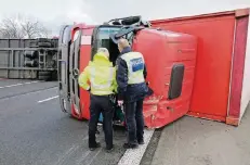  ?? FOTO: DPA ?? Nicht nur in den Niederland­en, auch auf der Autobahn 555 bei Bonn kippte ein Lastwagen um.