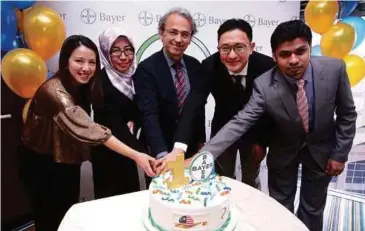  ??  ?? (DARI kiri) Pengurus Komunikasi Bayer Karen Koh bersama Ros , Josep, Bong serta Ganesh pada ulang tahun ke-10 Sorafenib baru-baru ini.