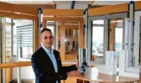  ??  ?? Im Ausstellun­gsraum präsentier­t Fensterbau Walter seine Produkte. Chef Markus Walter zeigt hier das Innenleben eines Kunststoff­fensters.