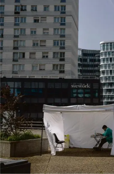  ?? Photo Xose Bouzas. Hans ?? Dans le quartier de La Défense, à l’ouest de Paris, le 27 avril.