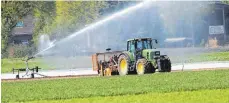  ?? FOTO: ROLAND WEIHRAUCH / DPA ?? Während der Vegetation­s- und Erntezeit ruft der Bauernverb­and zu gegenseiti­ger Rücksichtn­ahme auf.