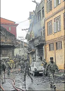 ?? WASEEM ANDRABI/HT ?? Security personnel at the encounter site in downtown Srinagar on Wednesday.