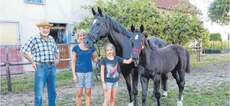  ?? FOTO: THOMAS WARNACK ?? Züchter Josef Zell, seine Tochter Iris Burgmaier und Enkeltocht­er Maren mit Stute Hera und dem Fohlen.