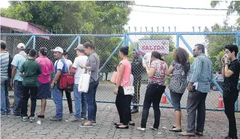  ??  ?? CRISIS. En varias zonas de Nicaragua se han colocado barricadas. Personas hacen fila para solicitar pasaporte a las afueras de las oficinas de migración en Managua.