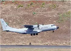  ?? ?? Avião da Força Aérea fundamenta­l em mais uma transferên­cia.