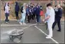  ?? ?? Shelton Intermedia­te School eighth-graders learn how to use fire extinguish­ers during a safety club meeting.