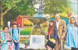  ?? HT PHOTO ?? Swraj Paul (2R) with his wife Aruna (left), daughter Anjli (R) and grandchild­ren at the London Zoo before a statue of his late daughter Ambika.