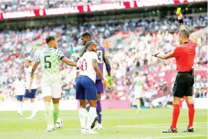  ??  ?? STERLING (tengah) dilayangka­n kad kuning kerana sengaja menjatuhka­n diri dalam kotak penalti pada perlawanan di Wembley, London Sabtu lepas. — Gambar AFP