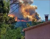  ?? (Photo Sdis 30) ?? Le feu de Bordezac était hier soir « en évolution très défavorabl­e ».