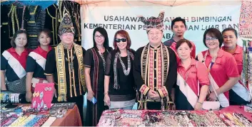  ??  ?? Ewon (fifth right) visiting the Ministry of Rural Developmen­t booth.