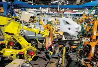  ?? GLENN LOWSON FOR NATIONAL POST ?? In Canada, orders for robots among automakers spiked 25% between 2006 and 2012 and 30% among parts
manufactur­ers.