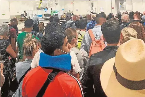  ?? // ABC ?? Aglomeraci­ones de pasajeros recién llegados en un vuelo a Málaga el pasado domingo