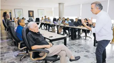  ?? CORTESíA ?? El gobernador Eduardo Verano explica el proyecto a un grupo de residentes de Villa Campestre.
