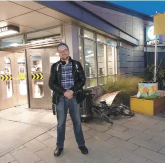  ?? PHOTO AGENCE QMI, GUILLAUME PELLETIER ?? Matthew McLauchlin souhaite voir la place publique située à l’extérieur du métro Frontenac, nommée à la mémoire de Joe Rose, assassiné en mars 1989.