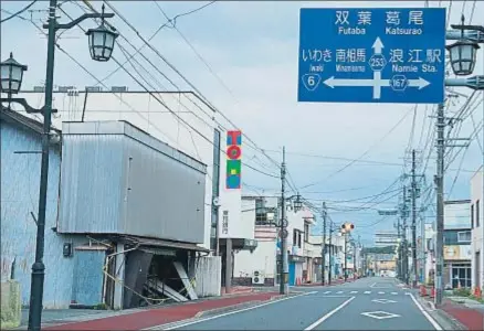  ?? NORIKO HAYASHI / BLOOMBERG ?? La ciudad desierta de Namie, cuyos habitantes han empezado a tener permisos para volver a ratos