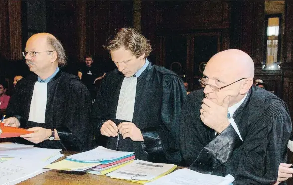  ?? HERWIG VERGULT / AFP / ARCHIVO ?? Paul Bekaert (a la derecha de la imagen) en el juicio de dos etarras en Bruselas en el 2005