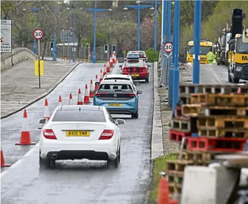  ?? ?? EXTENSIVE PROJECT: Major works are being carried out on the King George VI Bridge. Picture by Kenny Elrick.