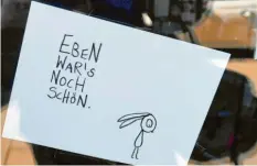  ?? Foto: Ulrich Wagner ?? „Eben war’s noch schön“: Diese Postkarte von Harriet Grundmann, Edition Gute Geister, hängt an einem Schaufenst­er in der Innenstadt.