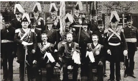 ?? FOTO: ARCHIV BRUDERSCHA­FT BOISHEIM ?? 1890: König Arnold Looser mit seinem Offiziersc­orps. Nach dem Wiener Kongress erlebte das Schützenwe­sen eine Renaissanc­e.