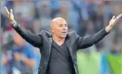  ?? REUTERS ?? A frustrated Jorge Sampaoli gestures on Thursday.