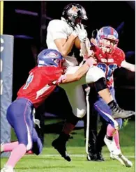  ?? PHOTO/KAREN LEE ?? Marquez Anderson leaps for a TD catch for the Cavs.