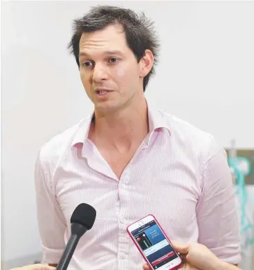  ?? Picture: JOSH WONING ?? REVOLUTION­ARY: Cardiologi­st Dr Greg Starmer from the Cairns Hospital talking about an Australian­first procedure in Cairns for heart patients using a dissolvabl­e stent.