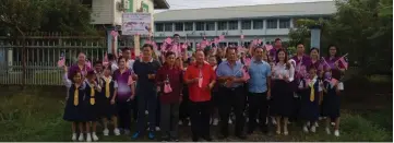  ??  ?? Haw (sixth right), members of the school management board, teachers and pupils and wave the Jalur Gemilang at the school’s front gate.