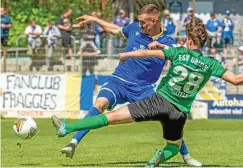  ?? FOTO: THOMAS CORBUS ?? Fürstenwal­de machte es dem FC Carl Zeiss Jena schwer. Maximilian Wolfram (links) wird von Jeremy Postelt gestoppt.