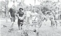  ?? ?? PENGHIJAUA­N: Pelajar Universiti Deakin, Australia menanam pelbagai spesies pokok di Sar4Trac.