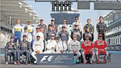  ??  ?? FOTO DE FAMILIA. Los pilotos, antes de la carrera del GP de Abu Dhabi con Button y Massa en el centro.