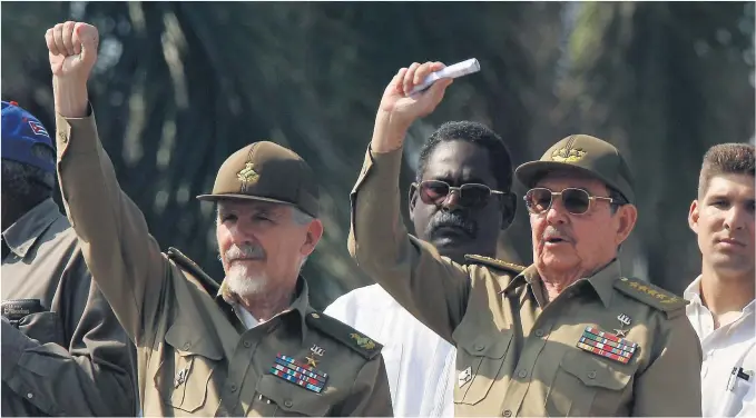  ?? FOTO: AP/NTB SCANPIX ?? Den 86 år gamle Raúl Castro (t.h.), kunngjorde like før jul at han ikke stiller til gjenvalg for en tredje periode. Han overtok som president etter broren Fidel Castro i 2006. Her, fotografer­t under første mai-marklering­ene i Havanna i 2007 sammen med...