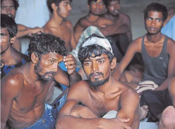  ?? AfP ?? A pesar de que fueron rescatados por la marina indonesia, entre los rohingyas prevalece la desesperan­za