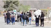  ??  ?? Los ciudadanos visitan tradiciona­lmente los panteones durante esta celebració­n.