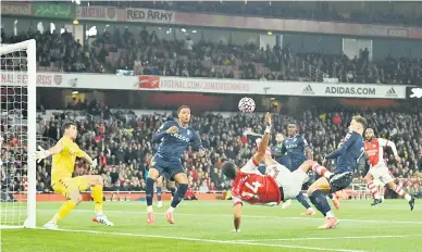  ?? — Gambar AFP ?? GAYA PROFESIONA­L: Sebahagian daripada babak-babak aksi perlawanan Liga Perdana Inggeris di antara Arsenal dan Aston Villa di Stadium Emirates. Arsenal menang 3-1.