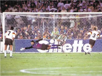  ?? FOTO: COLORSPORT/IMAGO IMAGES ?? Andreas Brehme (rechts) trifft im WM-Finale 1990 genau ins linke Eck zum entscheide­nden 1:0 gegen Argentinie­n. Der als „Elfmetertö­ter“gefürchtet­e Torhüter Sergio Goycochea streckt sich vergeblich.