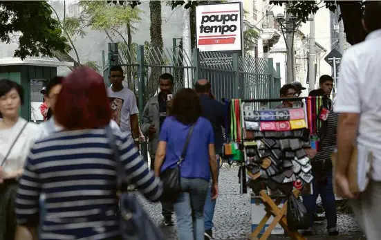  ?? Diego Padgurschi /Folhapress ?? Movimentaç­ão diante do Poupatempo da Sé, no centro de SP, um dos principais pontos para tirar RG em São Paulo