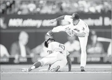  ?? SCOTT KANE/GETTY IMAGES ?? Cardinals infielder Aledmys Diaz catches Howie Kendrick of the Los Angeles Dodgers as he attempts to steal second Saturday.