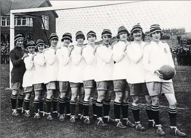  ?? POPPERFOTO / GETTY ?? Las jugadoras del Dick, Kerr Ladies, equipo fundado en 1917