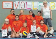  ?? FOTO: PRIVAT ?? Die U13-Volleyball­erinnen des SV Ochsenhaus­en freuen sich mit Trainerin Inge Arendt über den Titel bei der süddeutsch­en Meistersch­aft: (hinten von links) Steffi Malinova, Evelyn Stiben, Lara Özdem, Elena Martin, (vorn von links) Pauline Frank, Chaien...