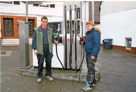  ?? FOTO: HEIKO LEHMANN ?? Wolfgang Quack (rechts) und sein Vater Olaf haben am Freitag in Bischmishe­im eine Tankstelle eröffnet.