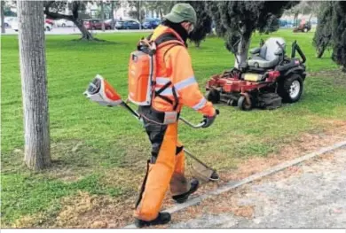  ??  ?? Imagen de un operario trabajando en uno de los parques de la ciudad.