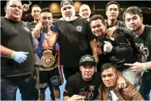  ??  ?? Cuban Osmiri Fernandez, 4th from left, Filipino prospect Reymart Gaballo, 3rd from left, and members of JC Mananquil’s team. (Photo courtesy of JC Mananquil)