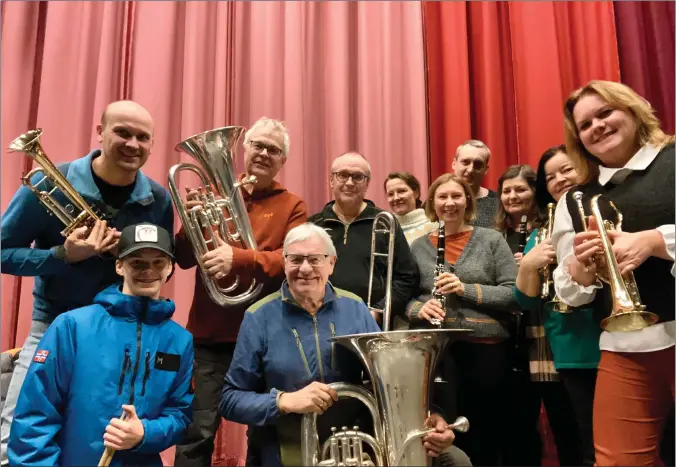  ?? FOTO: PRIVAT ?? KLAR FOR BESØK FRA LYNGEN: Skjervøy musikklag og Terje Bolstad (med tubaen) klinker til med korpskonse­rt i Skjerøvy kulturhus lørdag - sammen med Lyngseidet musikkorps.