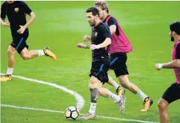  ?? MICHAEL LAUGHLIN/STAFF PHOTOGRAPH­ER ?? FC Barcelona’s Lionel Messi dribbles the ball through the defense during practice on Friday. Messi and Cristiano Ronaldo have won the last nine Ballon d’Or awards.