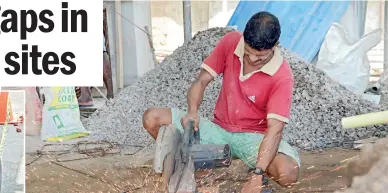  ??  ?? Indian workers at constructi­on sites in Colombo. Pix by Nissanka Meegoda