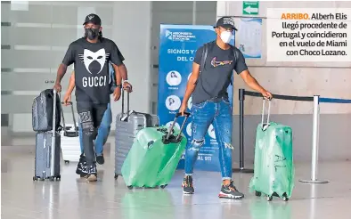  ??  ?? ARRIBO. Alberh Elis llegó procedente de Portugal y coincidier­on en el vuelo de Miami con Choco Lozano.