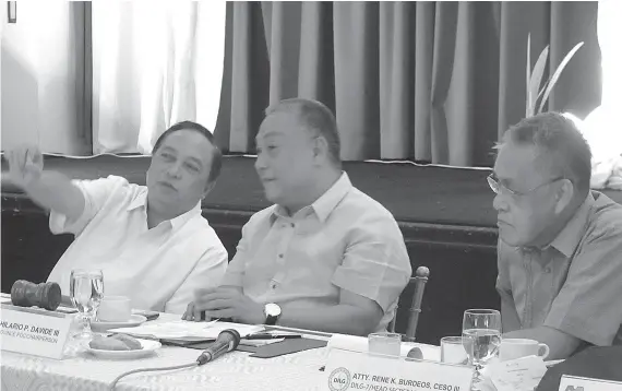  ?? / ALLAN CUIZON ?? ■ RPOC MEETING: Si Bohol Governor Edgardo Chatto (wala) nakighinab­i ni Cebu Governor Hilario Davide lll atol sa Regional Peace and Order Council 7 meeting nga gipahigayo­n sa Montebello Villa Hotel. Mitambong usab si DILG-7 Rene Burdeos (tuo) sa maong...