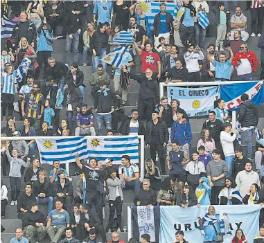  ?? Afp ?? Cerca de 27.000 hinchas (entre uruguayos y argentinos) se unieron para cantar contra la selección Sub 20 de Inglaterra en La Plata