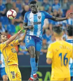  ??  ?? JERARQUÍA. N’Diaye, disputando un balón aéreo durante el partido.