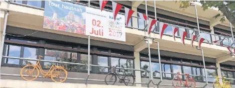  ?? FOTO: DAGI ?? Zwölf bunte Fahrräder schmücken das Büttgener Rathaus zur Tour de France.